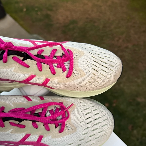Asics Novablast Running Shoes Womens Size 8.5 White Pink FF Blast EUC - Picture 3 of 8
